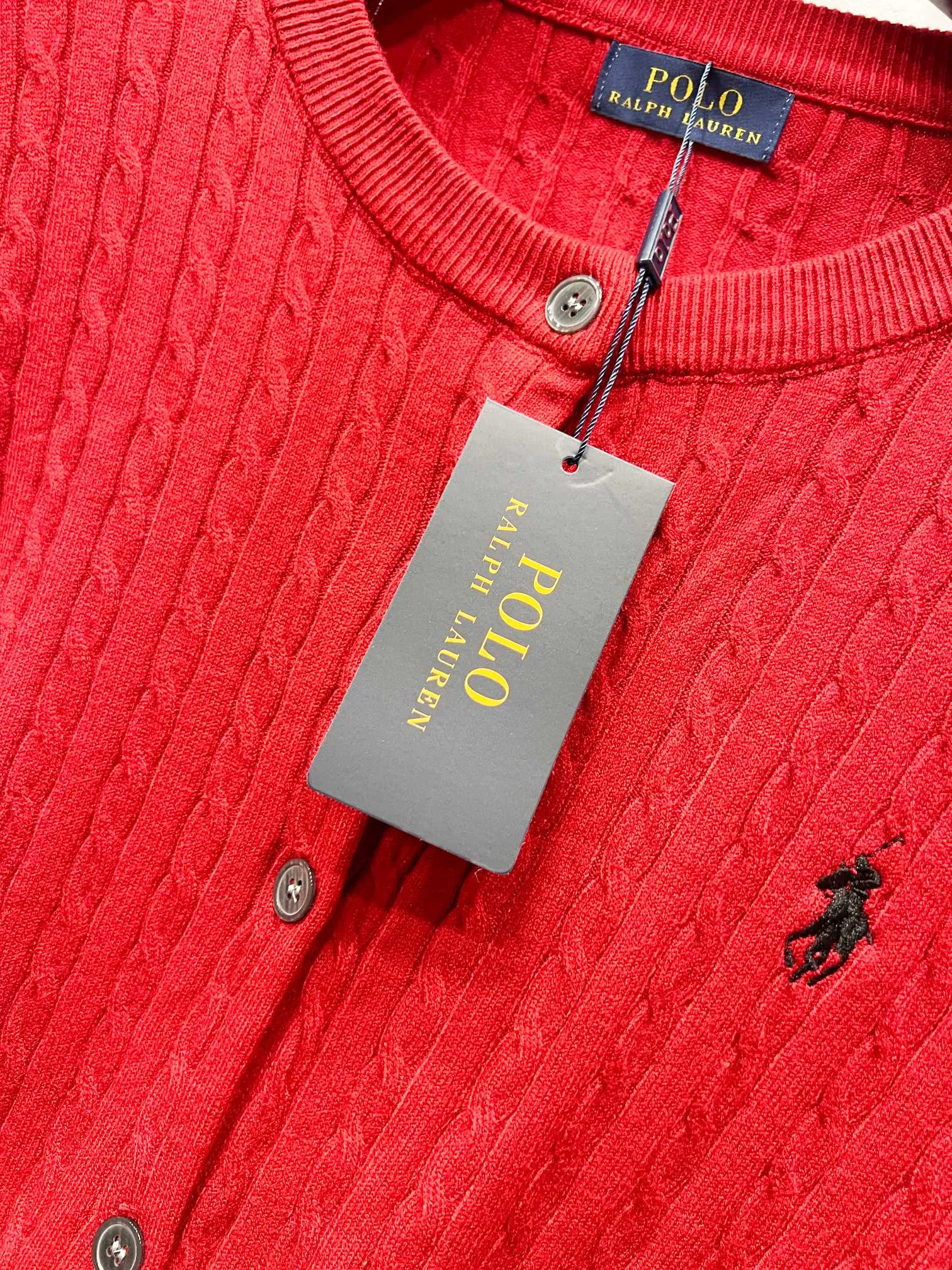 P180 Style number: (Q059) Ralph Lauren classic round neck solid color pony embroidered logo knitted cardigan long sleeves Ralph Lauren classic basic versatile twist knitted cardigan long sleeves Main supply platform live broadcast Wholesale entities Replenish when out of stock Not removed from the shelves Quality 1:1 version Complete three labels Correct version of pony logo Imported quality cotton yarn Focus on high-end Cost-effective Good quality Needless to say Zhao Lusi's same style is really amazing. It's so sweet. I'm so pretty. This cardigan is really good-looking. The upper body is simple and easy to wear. It's a must-have for goddess ootd. Good-looking clothes are never picky. A must-have in the wardrobe of goddesses. Size: S-XL. Color: black, apricot, gray, navy blue, red, white.